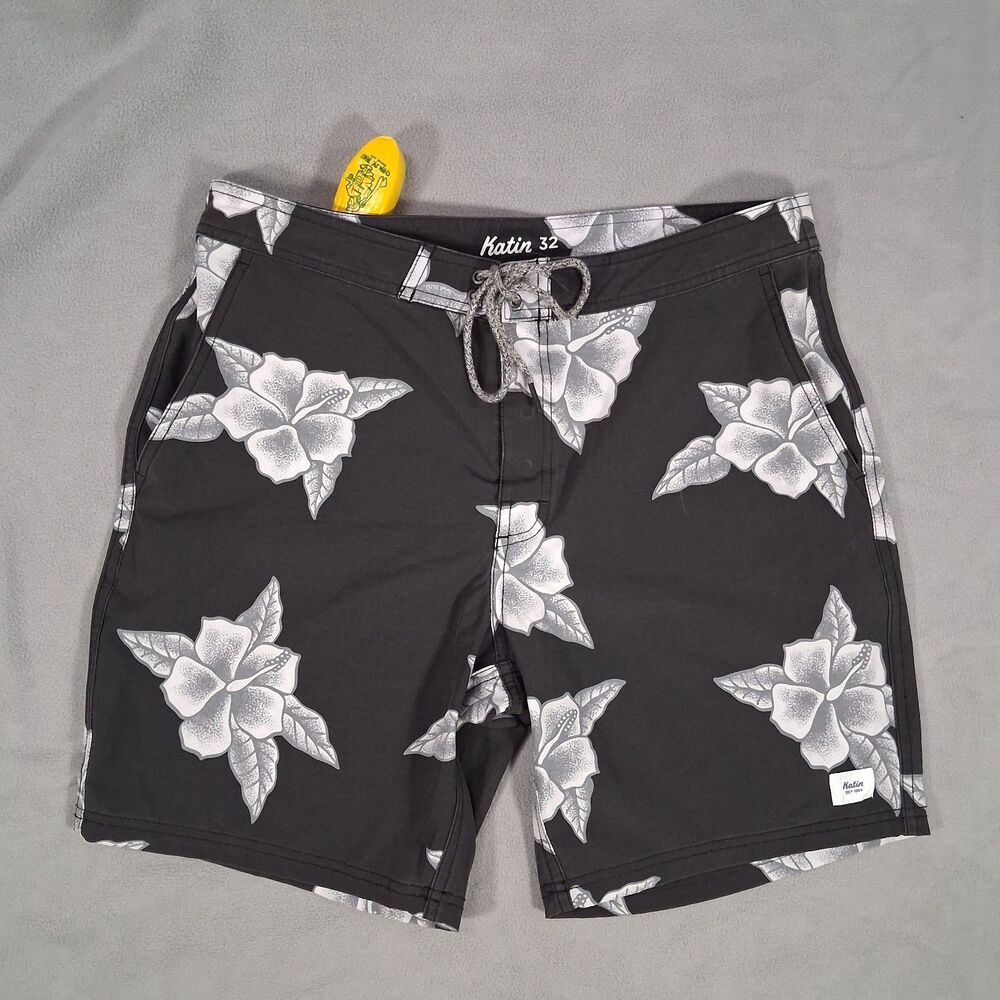 Katin Men’s Size 32 Hibiscus Floral Board Shorts Swim Trunks Gray White Keychain